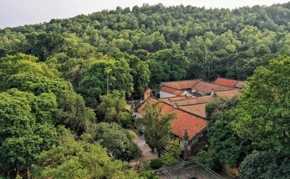 Chùa có hệ thống bố cục kiến trúc hài hòa được xây dựng bằng gạch nung, ngói, tiểu sành, tường bao được làm bằng đất độc đáo. Các bức tường, cổng và một số công trình khác được xây dựng hoàn toàn bằng đất nện theo lối chình tường. (Ảnh: Mai Mai/Vietnam+)