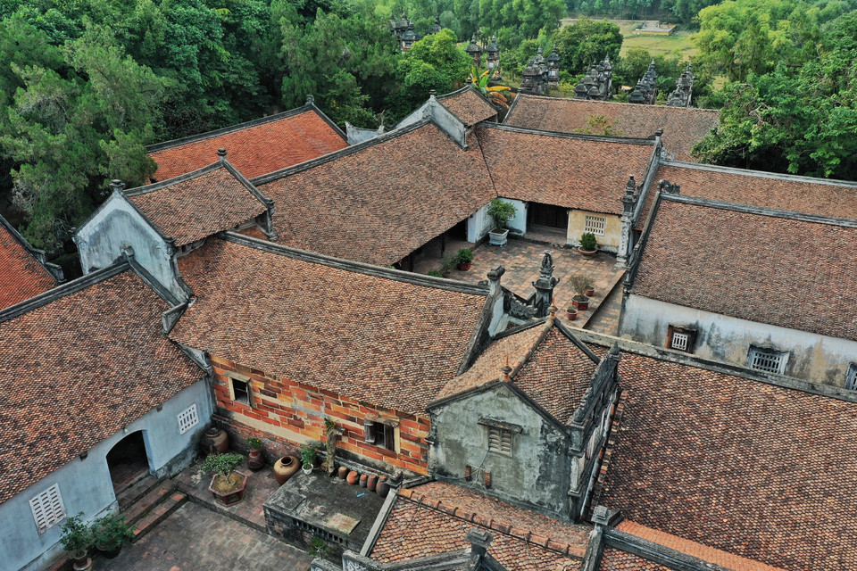 Đây cũng là nơi sơn thủy giao hòa, nhìn sông tựa núi, cảnh sắc, không gian nhuốm màu u tịch; xung quanh là đồi núi xóm làng bao bọc. (Ảnh: Mai Mai/Vietnam+)