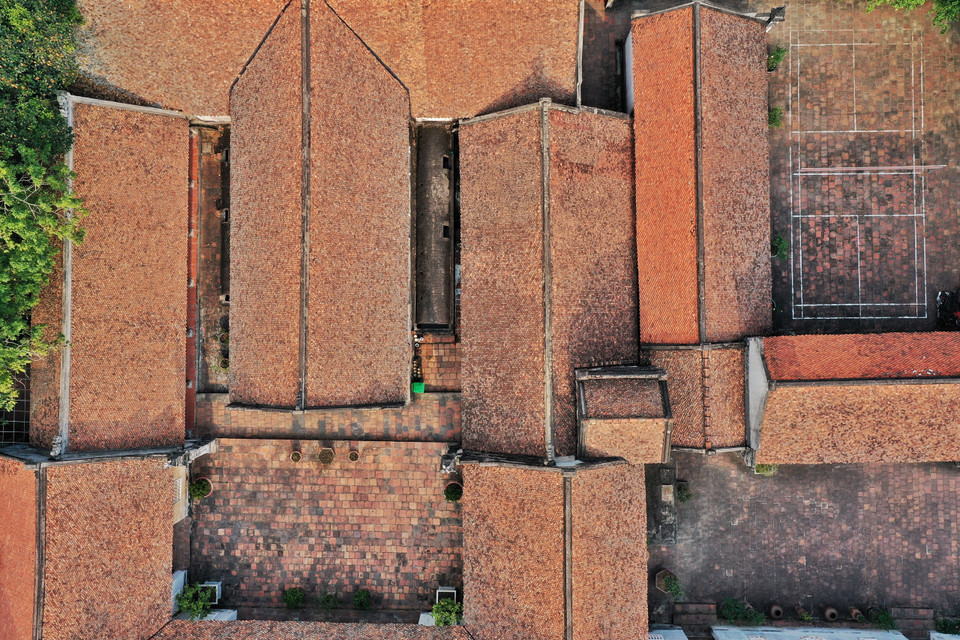 Cổng vào chùa nền lát đá muối với nhiều kích thước khác nhau, xây theo kiến trúc thời Nguyễn mang dáng dấp gác chuông. Điểm đặc biệt ở đây là những bức tường xây bằng tiểu sành giống như làng Thổ Hà, tạo vẻ trầm mặc, gần gũi của vùng thôn quê đồng bằng Bắc Bộ. (Ảnh: Mai Mai/Vietnam+)