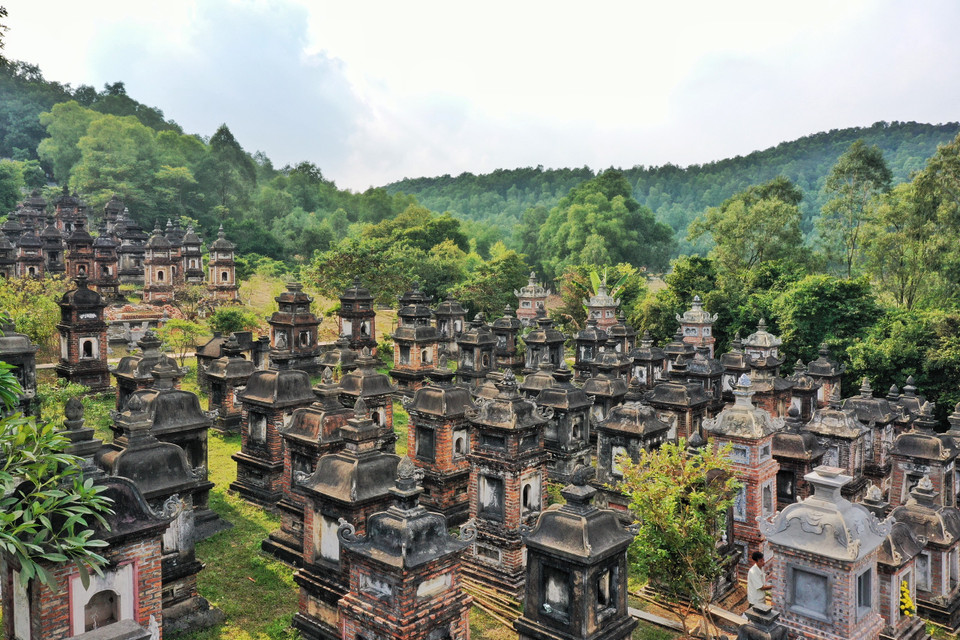 Các ngôi tháp mộ xếp hàng hàng, lớp lớp, được xây dựng theo quy định riêng và rất chặt chẽ của thiền môn. Trong số 3 cuốn gia phả bằng chữ Hán có ghi rõ: 'Chỉ những người trong phái Sơn Môn mới được an táng tại vườn tháp, tháp của tăng trên đỉnh có hình bình cam lộ đặt trên tòa sen, tháp của ni trên đỉnh có búp sen.' (Ảnh: Mai Mai/Vietnam+)