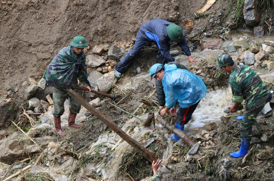 Lực lượng chức năng, Bộ đội Biên Phòng, Đoàn Kinh tế Quốc phòng 356 đang khẩn trương tìm kiếm người bị mất tích do sạt lở tại xã Vàng Ma Chải. (Ảnh: Quý Trung/TTXVN)