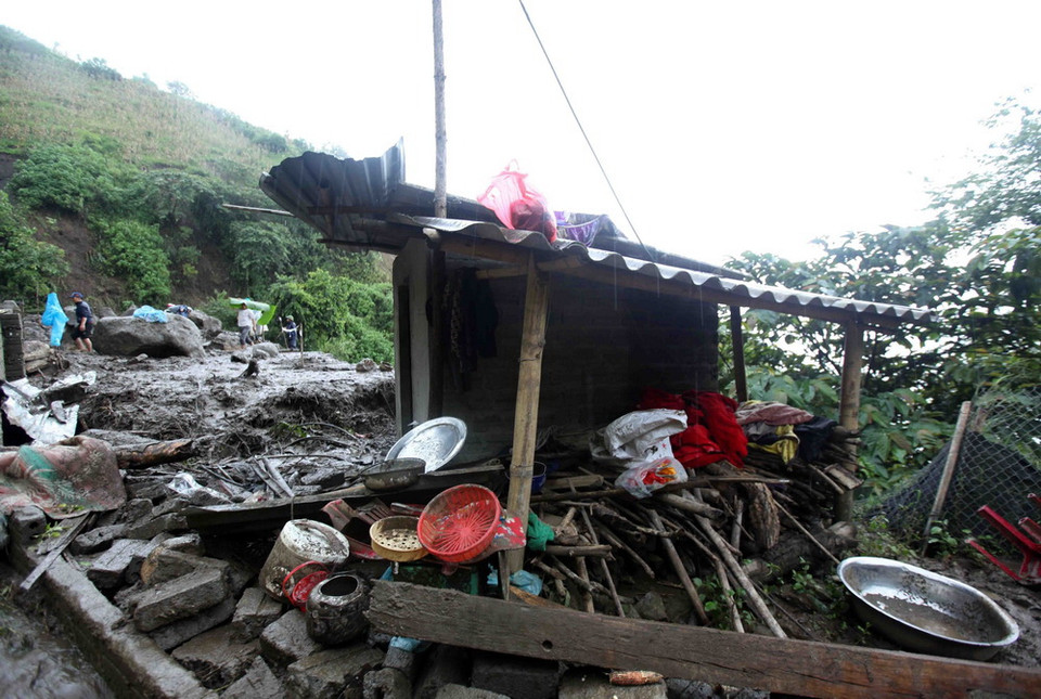 Lực lượng chức năng, Bộ đội Biên Phòng, Đoàn Kinh tế Quốc phòng 356 đang khẩn trương tìm kiếm người bị mất tích do sạt lở tại xã Vàng Ma Chải. (Ảnh: Quý Trung/TTXVN)