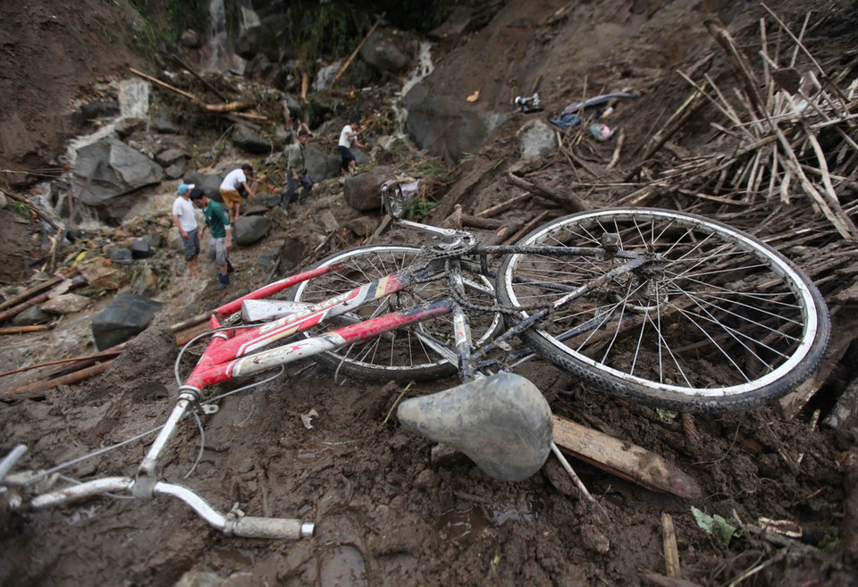 Chiếc xe đạp còn sót lại tại hiện trường vụ sạt lở đất được các lực lượng chức năng tìn thấy tại bản Nhóm 1xã Vàng Ma Chải. Ảnh: Quý Trung - TTXVN