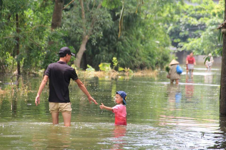 Việc đi lại của người dân vẫn gặp rất nhiều khó khăn. (Ảnh: Nguyễn Văn Cảnh/TTXVN)