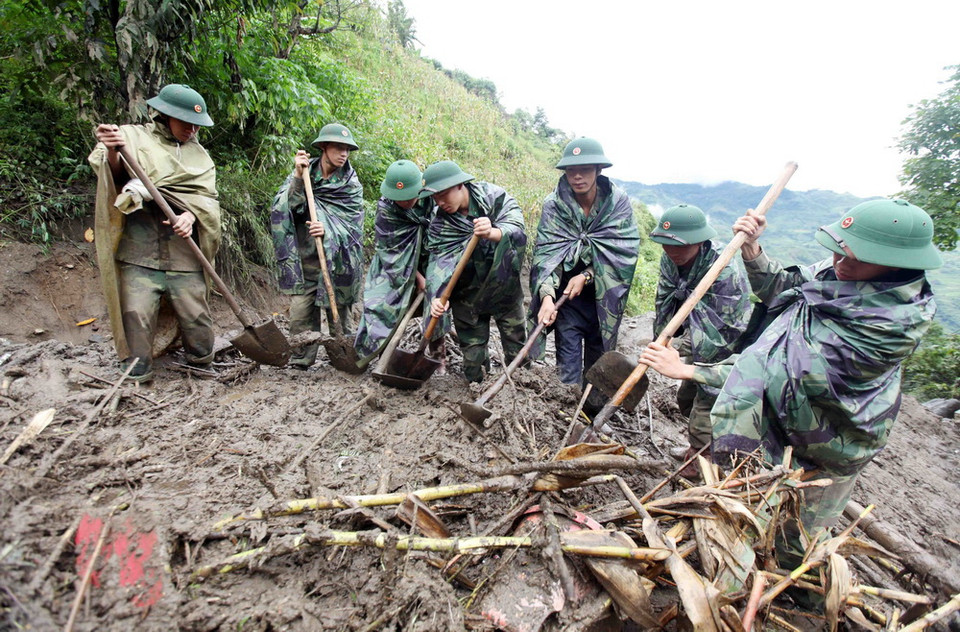 Lực lượng chức năng, Bộ đội Biên Phòng, Đoàn Kinh tế Quốc phòng 356 đang khẩn trương tìm kiếm người bị mất tích do sạt lở tại xã Vàng Ma Chải. (Ảnh: Quý Trung/TTXVN)