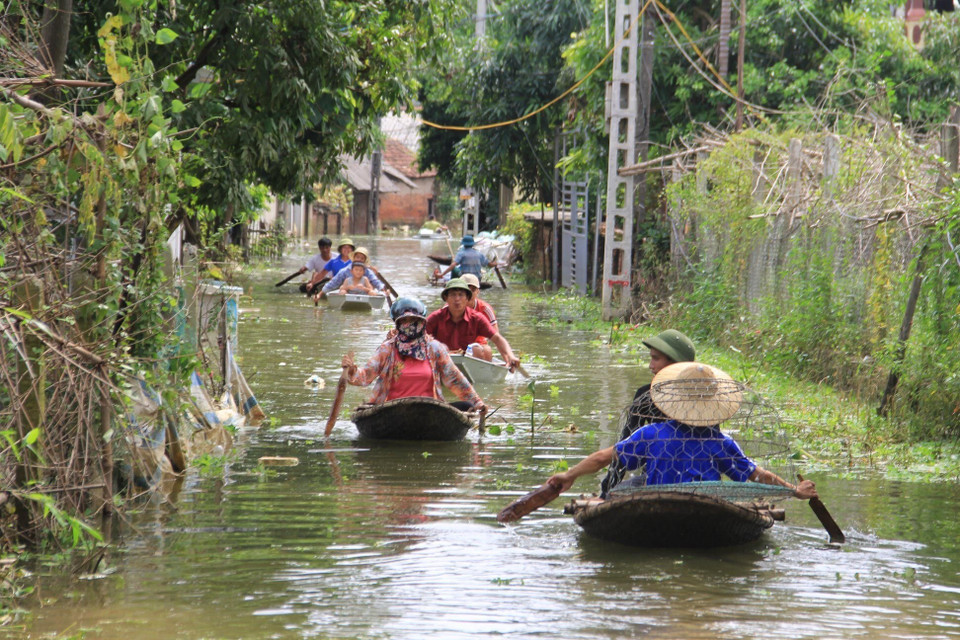  Thuyền vẫn là phương tiện chủ yếu để di chuyển trong vùng ngập. (Ảnh: Nguyễn Văn Cảnh/TTXVN)
