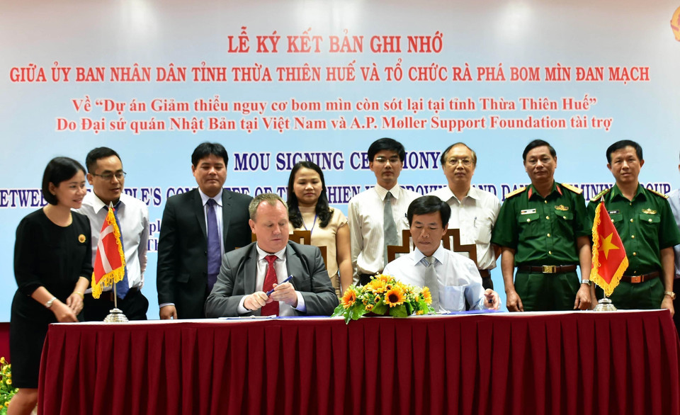 UBND tỉnh Thừa Thiên-Huế và Tổ chức rà phá bom, mìn Đan Mạch (DDG) ký biên bản ghi nhớ về dự án 'Giảm thiểu nguy cơ bom, mìn còn sót lại tại tỉnh Thừa Thiên-Huế' (1/6/2017). (Ảnh: Quốc Việt/TTXVN)