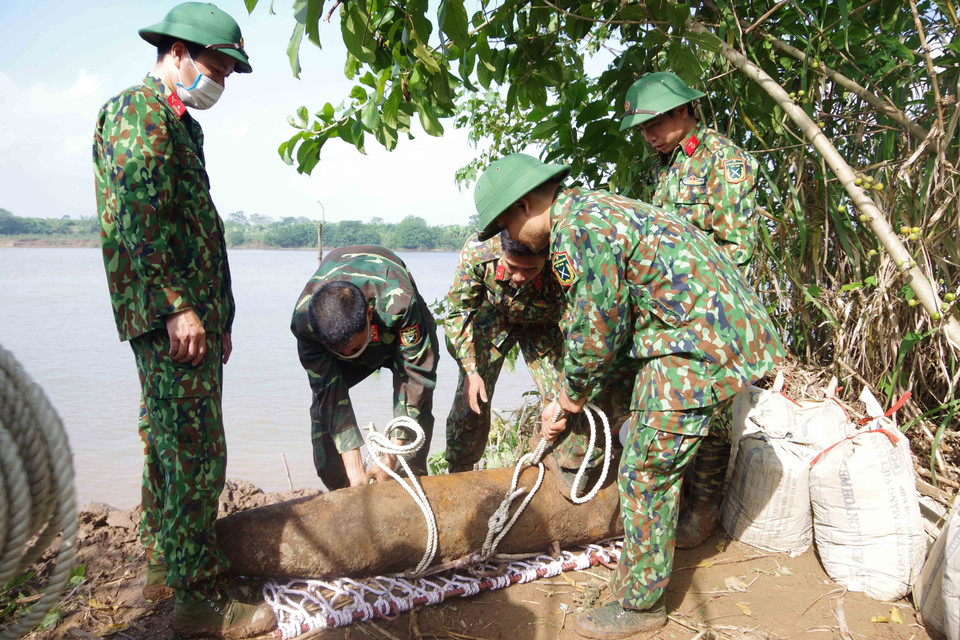 Bộ Chỉ huy quân sự tỉnh Hưng Yên tiến hành hủy nổ thành công 2 quả bom MK 82 có chiều dài 2,1m, đường kính 30cm, mỗi quả có trọng lượng trên 200 kg, còn nguyên ngòi nổ. (Ảnh: Đinh Tuấn/TTXVN)