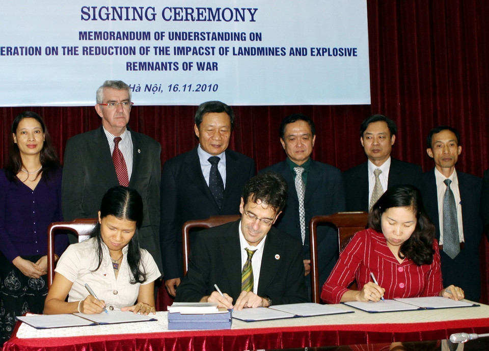 Ký kết Bản ghi nhớ Chương trình hỗ trợ và hợp tác về khắc phục hậu quả bom mìn tại Việt Nam giai đoạn 2010-2015 giữa Bộ Lao động, Thương binh và Xã hội, Trung tâm Quốc tế Geneva về khắc phục bom mìn nhân đạo và Quỹ Cựu chiến binh Mỹ tại Việt Nam, ngày 16/11/2010. (Ảnh: Hữu Việt/TTXVN)