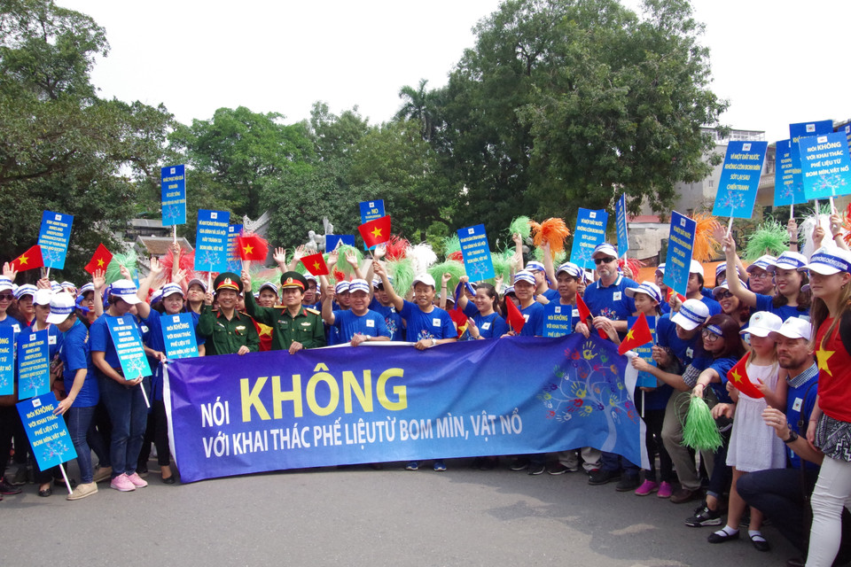 Diễu hành hưởng ứng Ngày thế giới phòng chống bom mìn 4/4 (2018). (Ảnh TTXVN phát)
