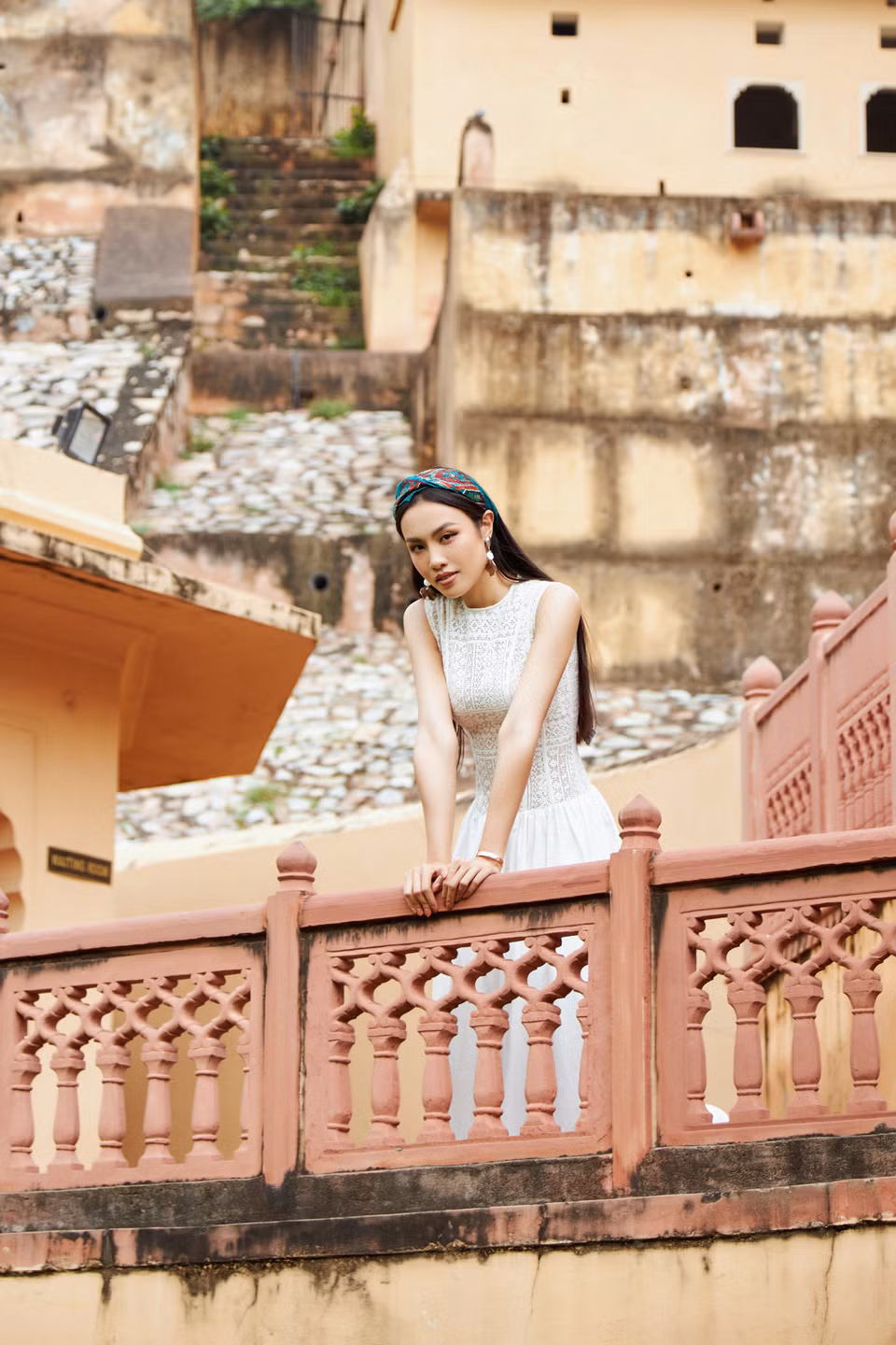 Nàng hậu tự tin thả dáng bên những khung cảnh xa hoa, kiến trúc đặc biệt của pháo đài. Chọn lối trang điểm đơn giản và tự nhiên cùng mái tóc thả dài, Thủy Tiên mang đến vẻ đẹp năng động và tươi trẻ. (Ảnh: CTV/Vietnam+)