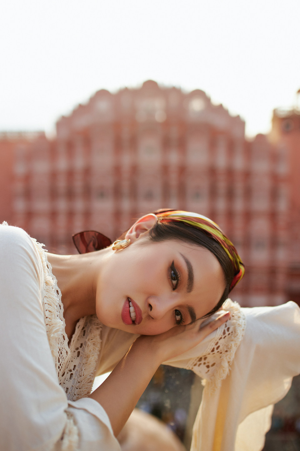 Trong suốt chuyến hành trình tại Jaipur, cô ưu tiên lựa chọn những bộ trang phục đơn giả, không quá cầu kỳ nhưng vẫn tôn lên được vóc dáng. (Ảnh: CTV/Vietnam+)