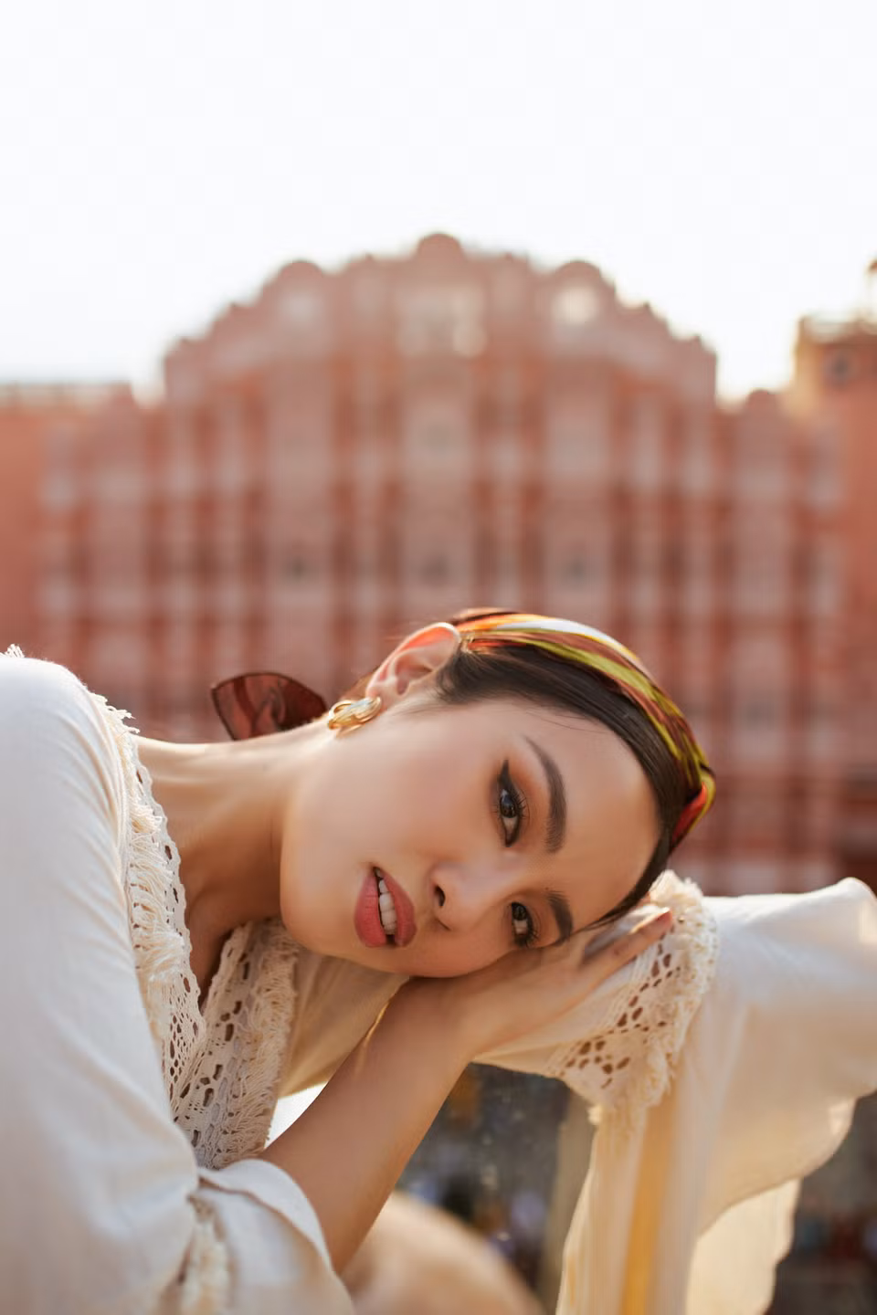 Trong suốt chuyến hành trình tại Jaipur, cô ưu tiên lựa chọn những bộ trang phục đơn giả, không quá cầu kỳ nhưng vẫn tôn lên được vóc dáng. (Ảnh: CTV/Vietnam+)