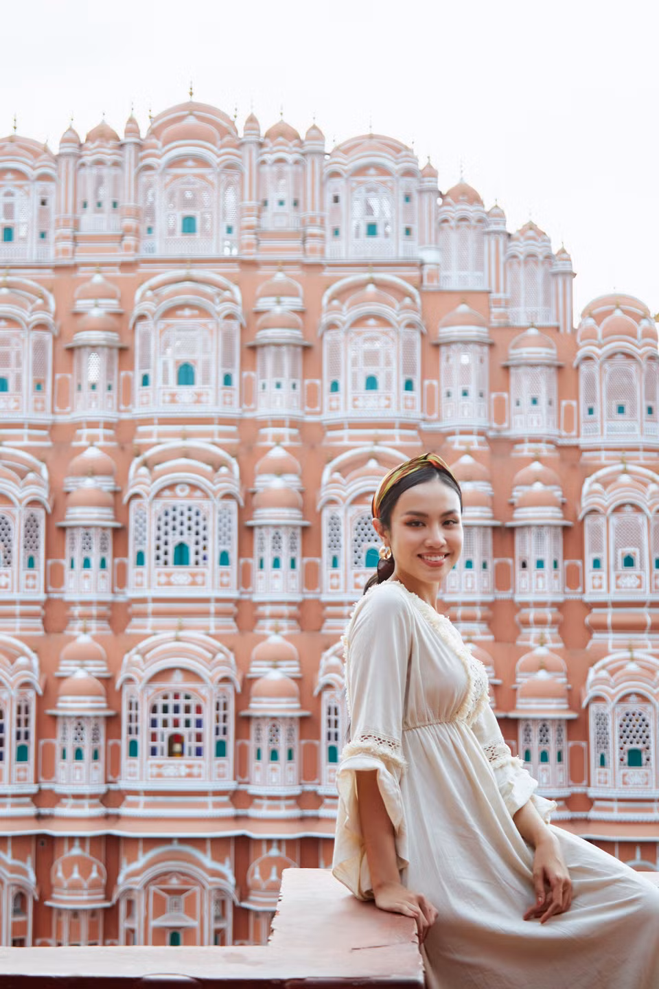 Điểm đến tiếp theo trong hành trình khám phá Ấn Độ của Thủy Tiên là đài quan sát Hawa Mahal. Được mệnh danh là ‘City of Pink,’ Jaipur hiện lên vô cùng độc đáo từ đài quan sát Hawa Mahal - Cung điện gió (The Palace of Winds), một địa điểm mang phong cách kiến trúc Rajput nổi tiếng. (Ảnh: CTV/Vietnam+)