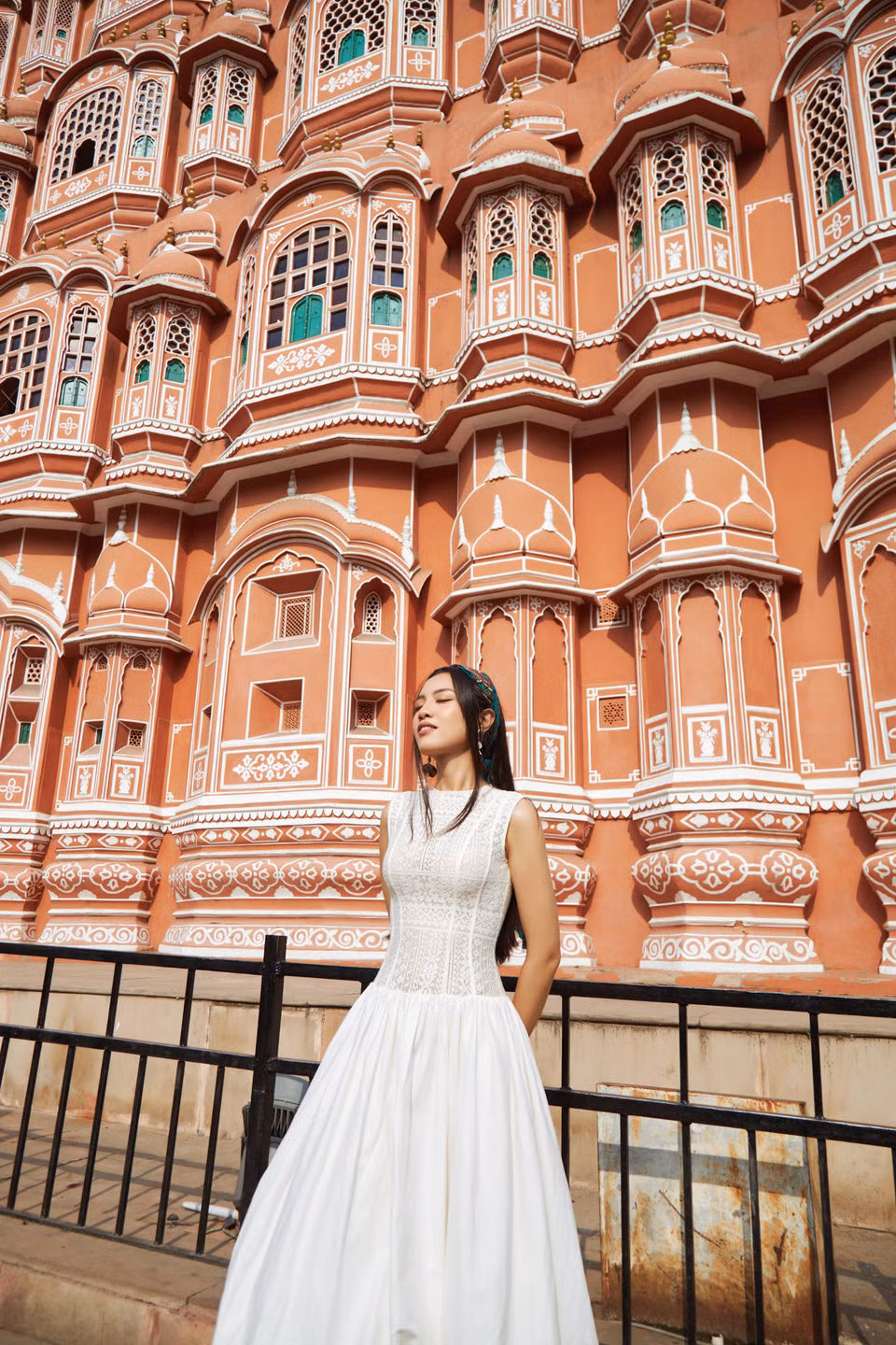 Tại Bảo tàng Khảo cổ Sarnath, Á hậu Thủy Tiên chọn cho mình trang phục thanh lịch với chiếc váy màu nude nền nã. Điểm nhấn ấn tượng trong bộ trang phục này chính là chiếc khăn turban với họa tiết hoa văn sặc sỡ phong cách nhiệt đới. (Ảnh: CTV/Vietnam+)