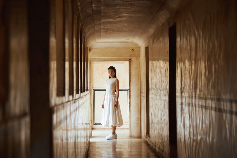 Cô tự tay chọn trang phục cho bản thân để phù hợp với không gian của từng địa điểm tham quan trong chuyến hành trình. (Ảnh: CTV/Vietnam+)