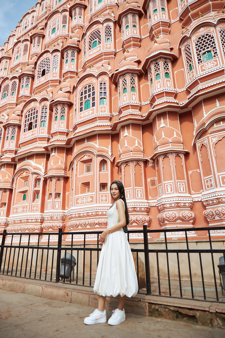 Ở Jaipur, cô và êkíp đã thực hiện bộ ảnh đường phố, khoe vẻ năng động của Á hậu và vẻ đẹp của kiến trúc độc đáo nơi đây. Ngày đầu ghé Jaipur, Á hậu Thủy Tiên thăm quan Bảo tàng Khảo cổ Sarnath, pháo đài Amer, thăm quan cung điện Maharaja’s City Palace, đài quan sát Hawa Mahal, Cung điện gió The Palace of Winds. Đó là những địa điểm nổi tiếng với không gian kiến trúc độc đáo và mang đậm nét văn hóa Ấn Độ. (Ảnh: CTV/Vietnam+)