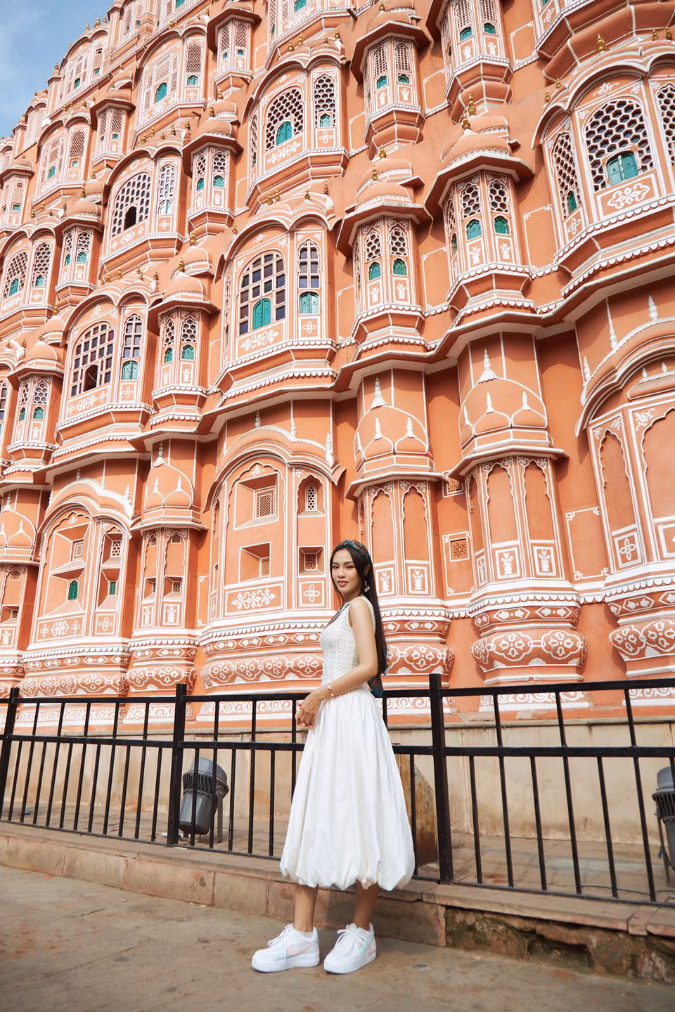 Ở Jaipur, cô và êkíp đã thực hiện bộ ảnh đường phố, khoe vẻ năng động của Á hậu và vẻ đẹp của kiến trúc độc đáo nơi đây. Ngày đầu ghé Jaipur, Á hậu Thủy Tiên thăm quan Bảo tàng Khảo cổ Sarnath, pháo đài Amer, thăm quan cung điện Maharaja’s City Palace, đài quan sát Hawa Mahal, Cung điện gió The Palace of Winds. Đó là những địa điểm nổi tiếng với không gian kiến trúc độc đáo và mang đậm nét văn hóa Ấn Độ. (Ảnh: CTV/Vietnam+)