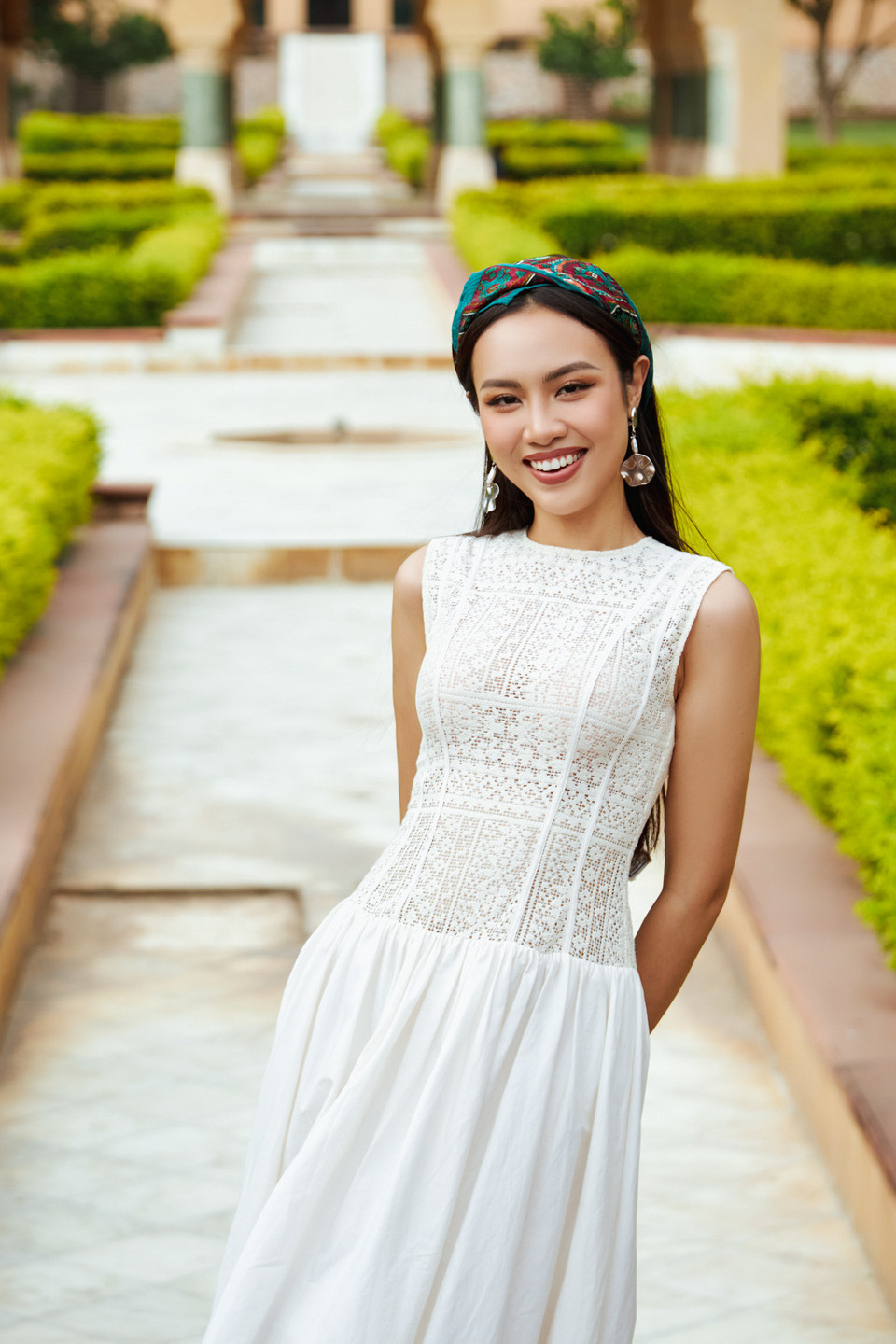 Tiếp tục hành trình tại Jaipur, Thủy Tiên ghé thăm một loạt địa điểm du lịch nổi tiếng với kiến trúc độc đáo, ấn tượng. Tại pháo đài Amer, nàng Á hậu diện bộ trang phục màu trắng thanh lịch với phần chân váy xòe bồng bềnh. Cô chọn cho mình đôi sneaker khỏe khoắn và năng động, phù hợp với những chuyến đi dài. (Ảnh: CTV/Vietnam+)