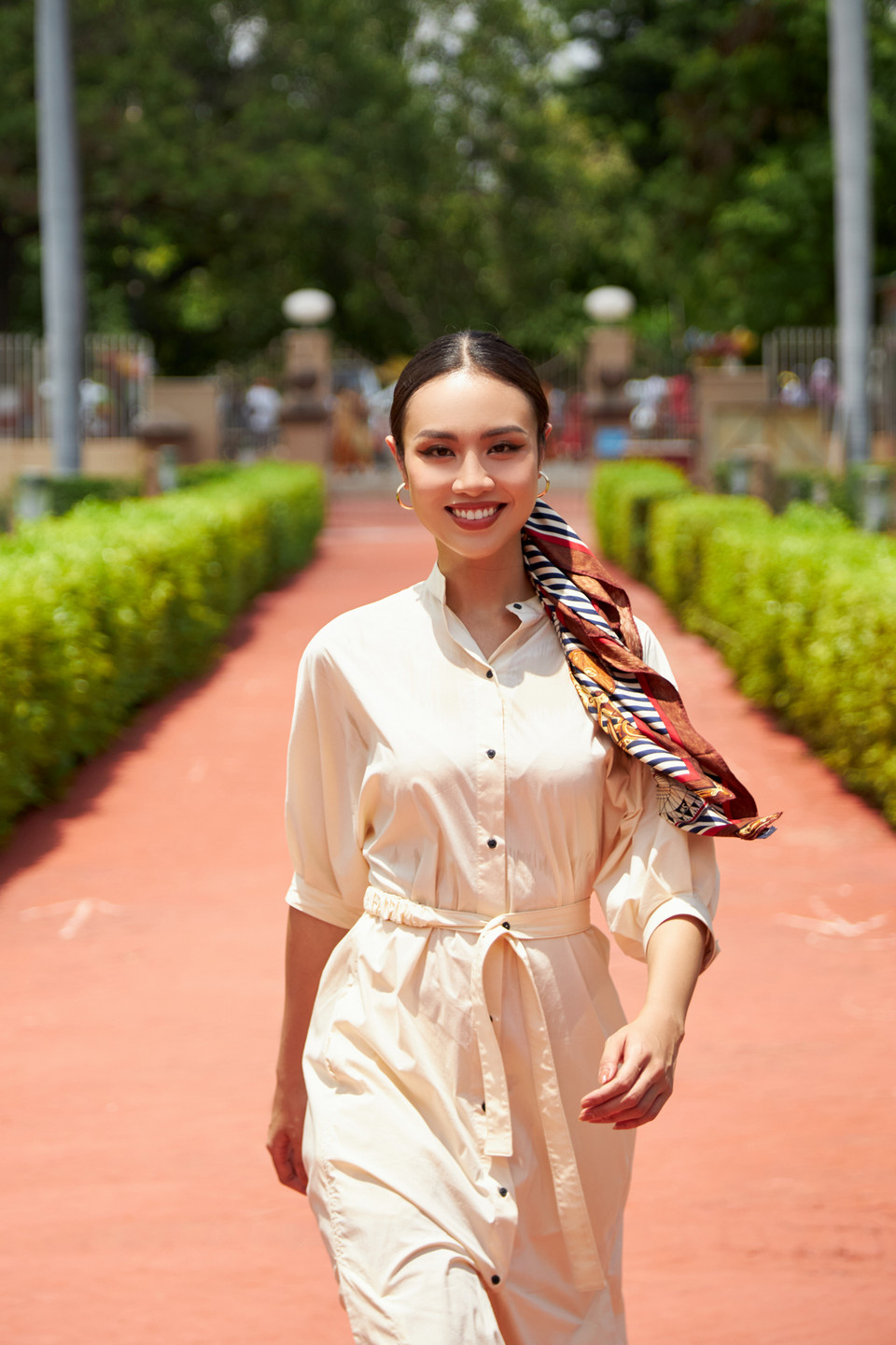 Tại Bảo tàng Khảo cổ Sarnath, Á hậu Thủy Tiên chọn cho mình trang phục thanh lịch với chiếc váy màu nude nền nã. Điểm nhấn ấn tượng trong bộ trang phục này chính là chiếc khăn turban với họa tiết hoa văn sặc sỡ phong cách nhiệt đới. (Ảnh: CTV/Vietnam+)