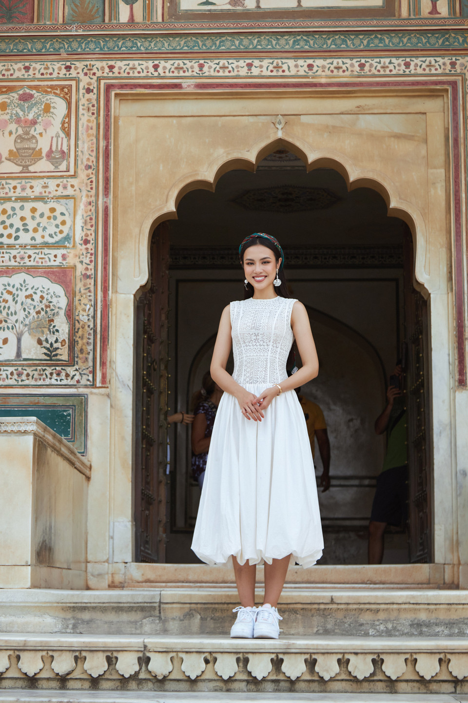 Trong chuyến tham quan và học tập kinh nghiệm bảo tồn di sản Văn hóa tại Ấn Độ, Á hậu Hoàn vũ Việt Nam Huỳnh Phạm Thủy Tiên chọn phong cách ăn mặc đơn giản và chú trọng đến sự thoải mái khi di chuyển. (Ảnh: CTV/Vietnam+)