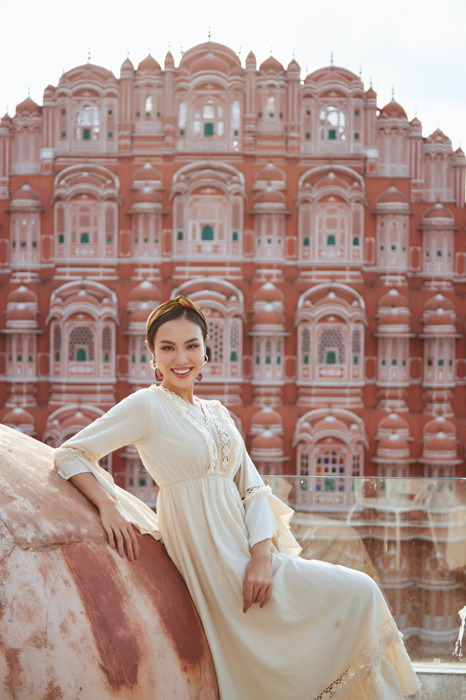 Tại đây, nàng Á hậu khoe dáng từ đài quan sát Hawa Mahal với bộ trang phục màu vàng nhẹ nhàng, thanh lịch. Thủy Tiên tiếp tục biến tấu chiếc khăn turban làm điểm nhấn cho phần tóc búi cao đơn giản. (Ảnh: CTV/Vietnam+)