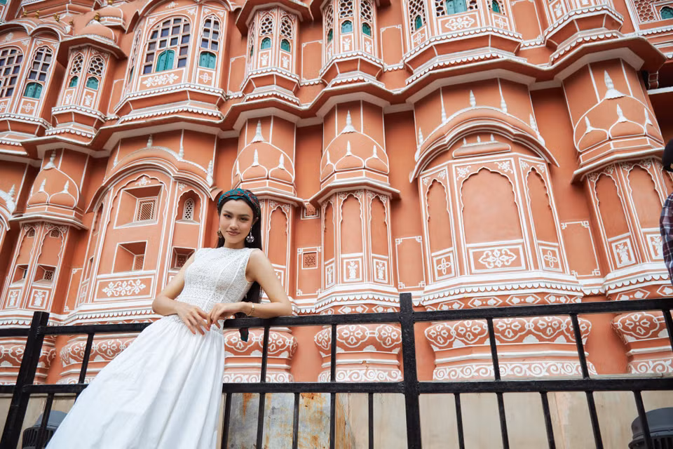 Thủy Tiên chia sẻ cô rất bất ngờ về những giá trị văn hóa vật thể và phi vật thể mà Bảo tàng Sarnath lưu giữ và gìn giữ cho thế hệ con cháu mai sau. (Ảnh: CTV/Vietnam+)