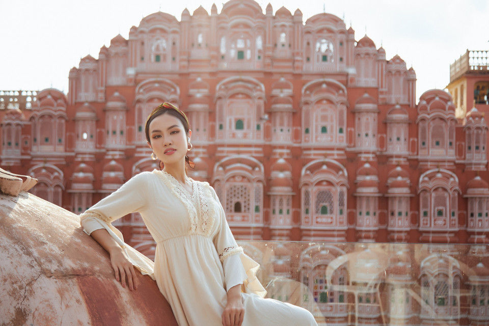 Cung điện gió Hawa Mahal được xây dựng đồ sộ với màu hồng ấn tượng, thực chất đây là một bức tường cao được làm bằng sa thạch màu hồng và đỏ. (Ảnh: CTV/Vietnam+)
