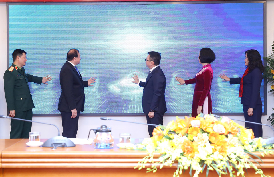 Các đại biểu thực hiện nghi thức phát động Giải thưởng ảnh và video clip 'Công nghệ từ trái tim - Technology with heart.' (Ảnh: An Đăng/TTXVN)