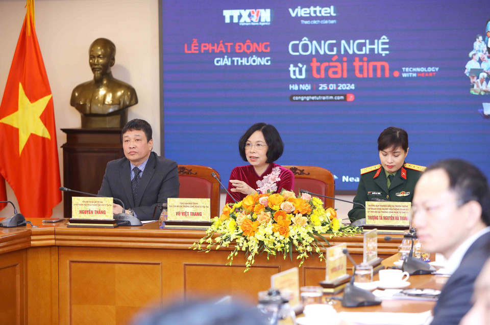 Tổng Giám đốc Thông tấn xã Việt Nam Vũ Việt Trang, Chủ tịch Hội đồng giải thưởng ảnh và video clip 'Công nghệ từ trái tim' trả lời hỏi đáp và làm rõ thông tin về giải thưởng. (Ảnh: TTXVN)
