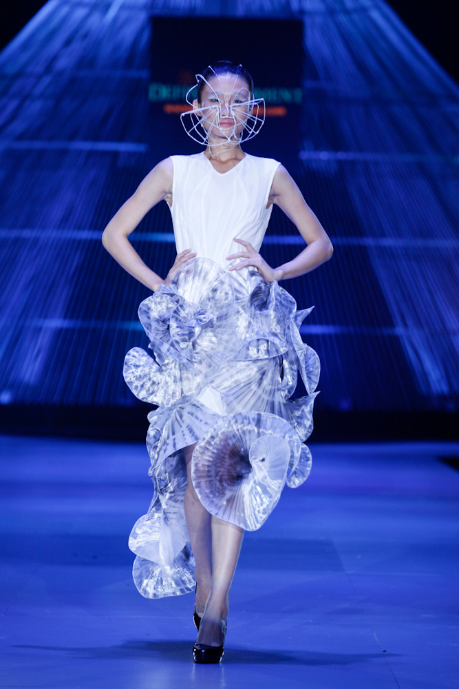 Tuy nhiên, với 20 thiết kế trình diễn trong đêm cuối cùng này, cô đã có màn 'chào sân' ấn tượng với làng thời trang trong nước. (Ảnh: BTC)