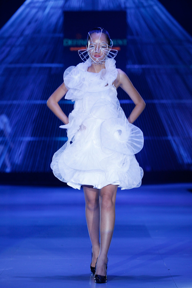 Nhà thiết kế này có lẽ là một trong những ẩn số thú vị nhất của Tuần lễ Thời trang Quốc tế Việt Nam. (Ảnh: BTC)