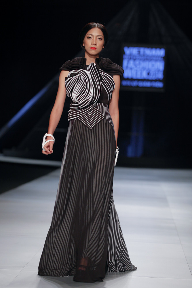 Các thiết kế của Lý Giám Tiền thu hút người xem bởi cách bố trí hợp lý các chi tiết độc đáo trong từng mẫu trang phục. (Ảnh: BTC)