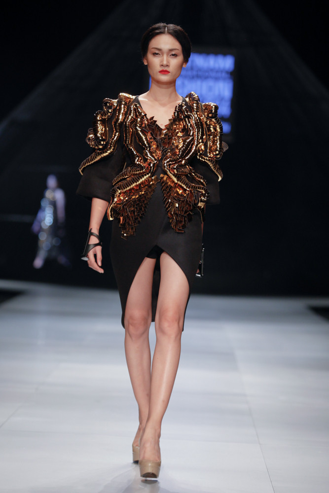 Tạo những “lọn” kim loại rất độc đáo trên trang phục. (Ảnh: BTC)