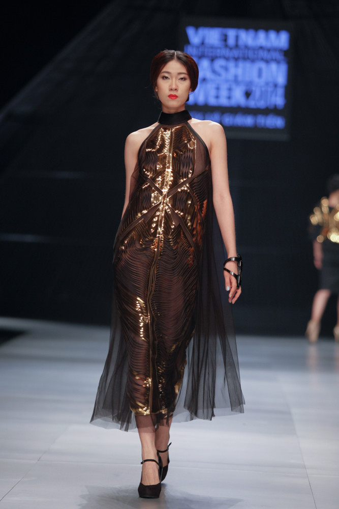 Những 'lọn vải' đồng tạo thành tấm váy thướt tha... (Ảnh: BTC)