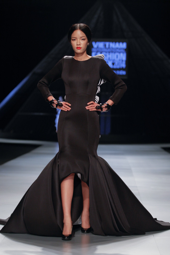 Bởi được lồng ghép khéo léo trong những kiểu đầm đuôi cá phồng to. (Ảnh: BTC)