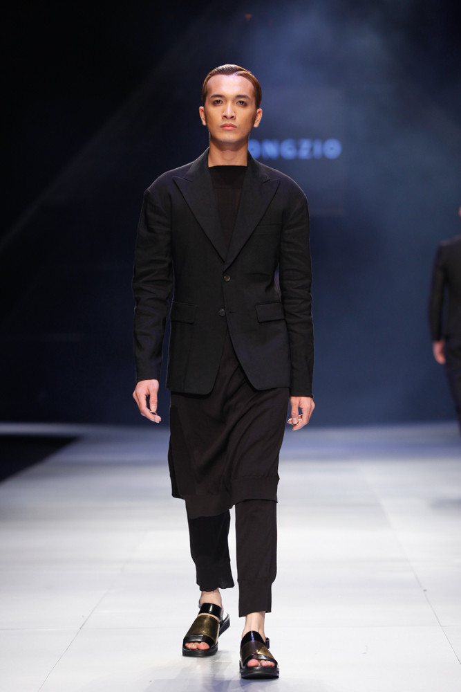 Những thiết kế mạnh mẽ, hiện đại và sang trọng đã chinh phục các tín đồ thời trang và khép lại hoàn hảo cho sự kiện thời trang hoành tráng nhất năm 2014 của Việt Nam. (Ảnh: BTC)