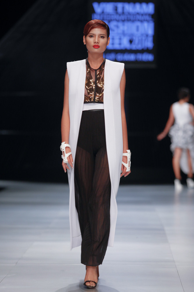 Kỹ thuật này còn được áp dụng với chất liệu da nhũ đồng... (Ảnh: BTC)