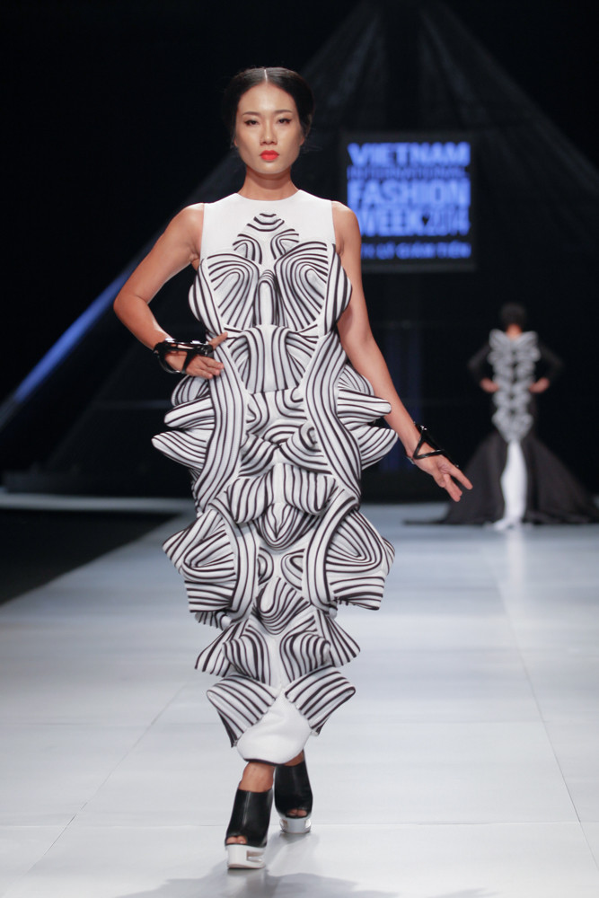 Hay đầm bút chì đơn giản bằng những đường lượn ngẫu hứng đặc trưng phong cách Lý Giám Tiền. (Ảnh: BTC)