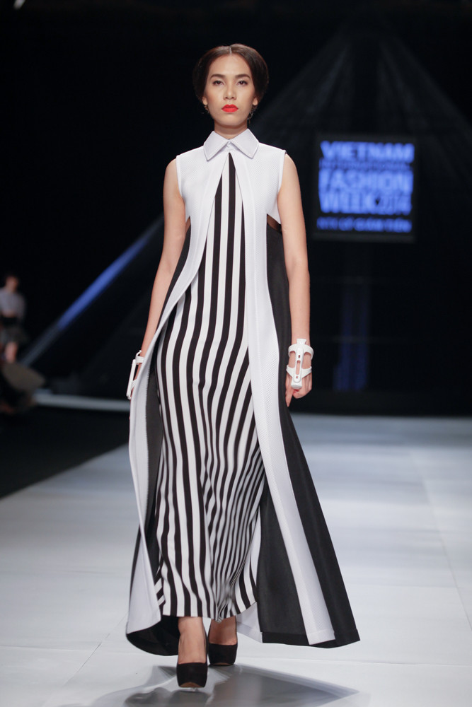 Kỹ thuật xếp chồng nhiều lớp chất liệu thành những mảng khối 3D lớn... (Ảnh: BTC)