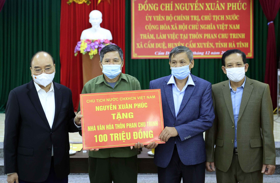 Chủ tịch nước Nguyễn Xuân Phúc thăm và tặng quà cho Nhà văn hóa cộng đồng - Ngôi nhà trí tuệ tại thôn Phan Chu Trinh, xã Cẩm Duệ, huyện Cẩm Xuyên. (Ảnh: Thống Nhất/TTXVN)