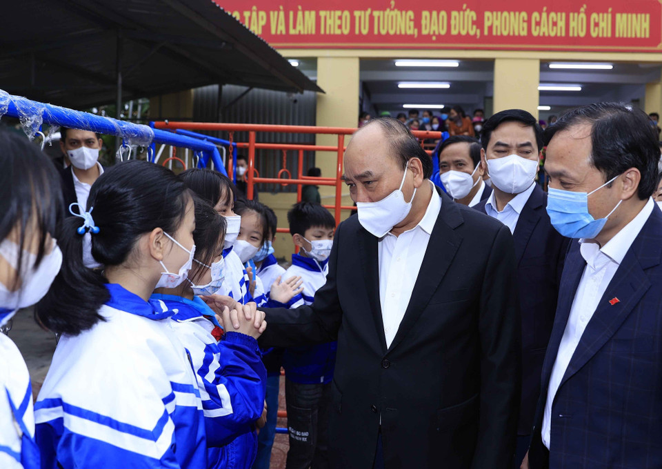 Chủ tịch nước Nguyễn Xuân Phúc thăm Nhà văn hóa cộng đồng - Ngôi nhà trí tuệ tại thôn Phan Chu Trinh, xã Cẩm Duệ, huyện Cẩm Xuyên. (Ảnh: Thống Nhất/TTXVN)