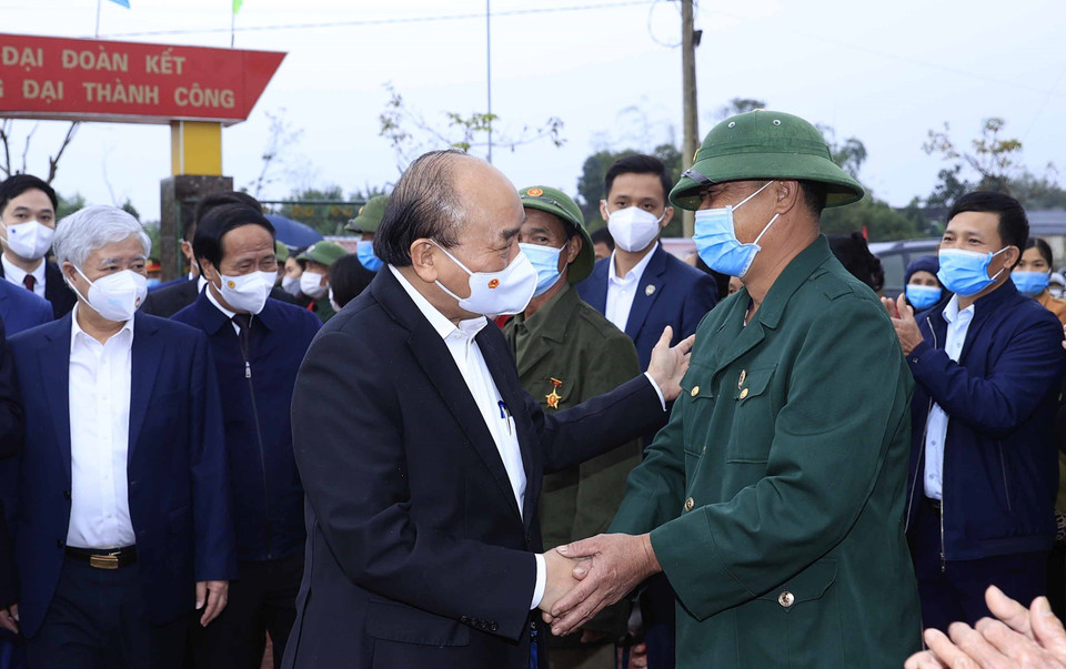 Chủ tịch nước Nguyễn Xuân Phúc thăm Nhà văn hóa cộng đồng - Ngôi nhà trí tuệ tại thôn Phan Chu Trinh, xã Cẩm Duệ, huyện Cẩm Xuyên. (Ảnh: Thống Nhất/TTXVN)