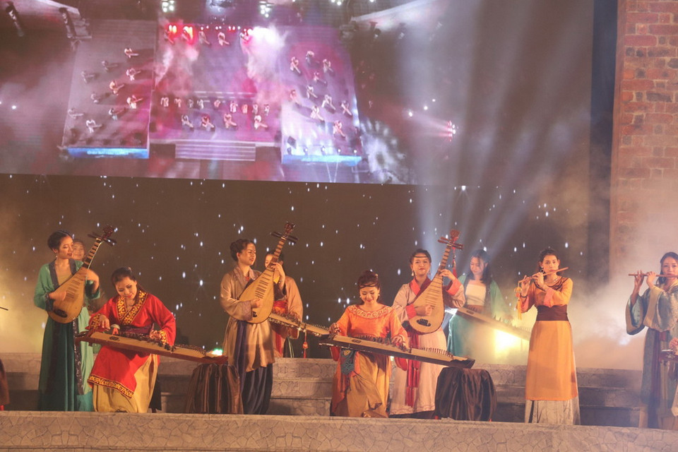 Chương trình nghệ thuật tái hiện nét văn hóa thời kỳ đầu lập quốc. (Ảnh: Ninh Đức Phương/TTXVN)