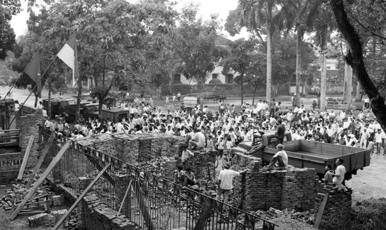 Nhân dân Thủ đô tập trung tại cổng TTXVN, số 5 Lý Thường Kiệt chờ đón tin chiến thắng từ Sài Gòn, ngày 30/4/1975. (Ảnh: Tư liệu TTXVN)