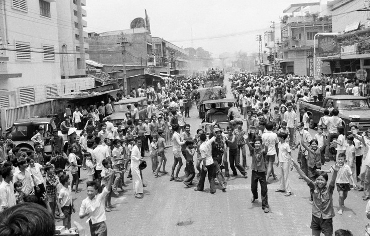 Nhân dân Thủ đô vui mừng đón tin chiến thắng ngày 30/4/1975. (Ảnh: Tư liệu TTXVN)