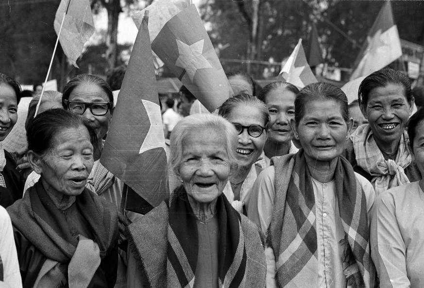 Các bà mẹ có công với cách mạng, đại diện cho đội quân tóc dài trong ngày giải phóng. (Ảnh: Tư liệu TTXVN)