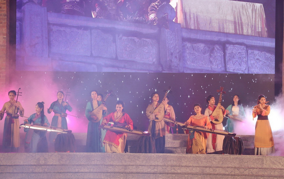 Chương trình nghệ thuật tái hiện nét văn hóa thời kỳ đầu lập quốc. (Ảnh: Ninh Đức Phương/TTXVN)
