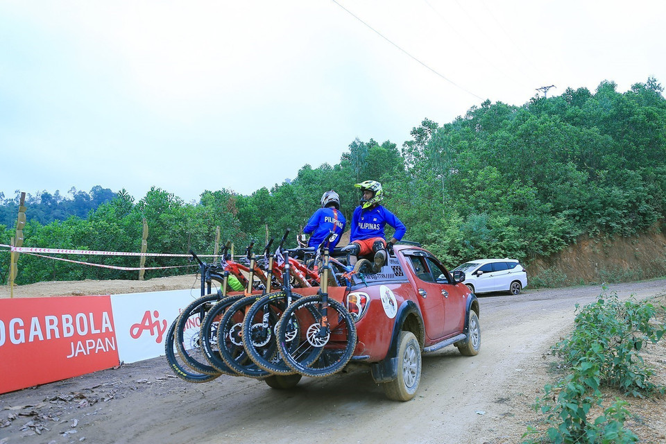  Xe bán tải chở các vận động viên và xe lên khu vực xuất phát. (Ảnh: Trọng Đạt/TTXVN)