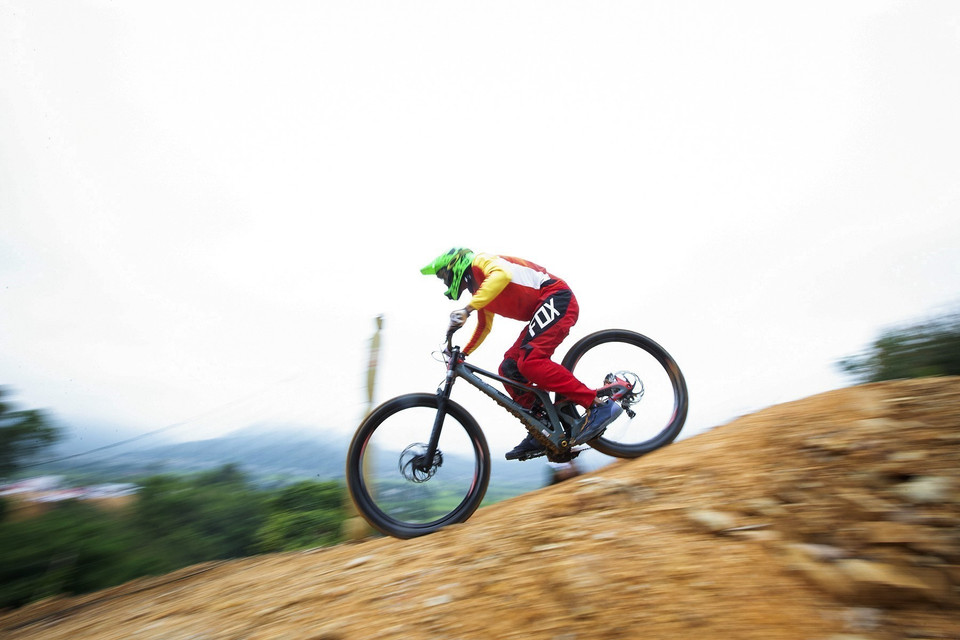 Vận động viên Việt Nam Tống Thanh Tuyền đạt thành tích 3 phút 23 giây 418, vận tốc 35,57 km/h. (Ảnh: Trọng Đạt/TTXVN)